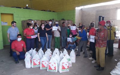 Indústrias do setor do plástico fazem entrega de cestas básicas para famílias de catadores de reciclados